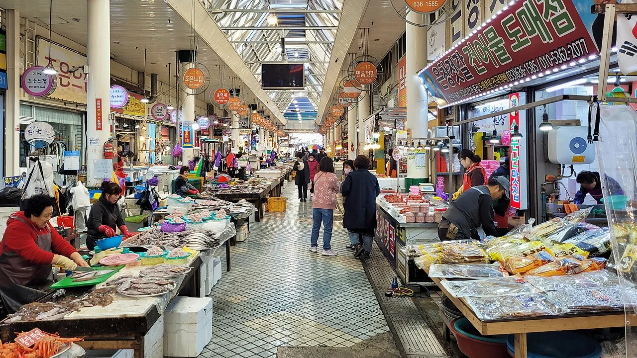 Sokcho Central Market — Bernard Gagnon / Wikimedia Commons, CC0